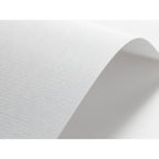 Tekstura białego papieru fakturowanego, zbliżenie na zawiniętą kartkę